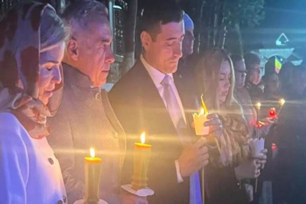 ANCA ALEXANDRESCU A PUBLICAT POZA-DOCUMENT CU LIDERII SUVERANIȘTI GEORGE SIMION ȘI CĂLIN GEORGESCU, LA SLUJBĂ, ÎN NOAPTEA DE ÎNVIERE