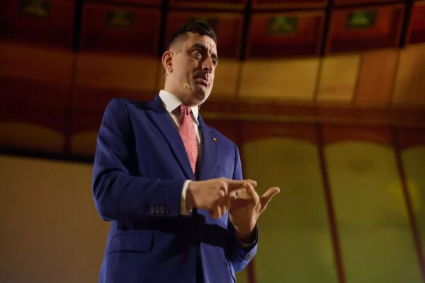 GEORGE SIMION: ROMÂNIA ARE NEVOIE DE O DEMOCRAȚIE VIE, NU DE O OPERETĂ SCRISĂ DE SISTEM