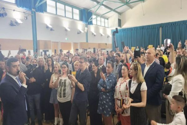 GEORGE SIMION, MESAJ DE UNITATE DE LA LONDRA: PUTEREA ESTE LA ROMÂNI!