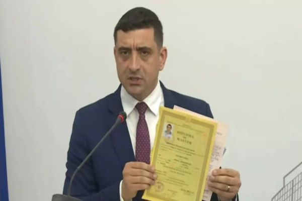 DUPĂ MINCIUNILE ȘI INSINUĂRILE DIN PRESĂ, GEORGE SIMION ȘI-A PREZENTAT ACTELE DE STUDII ÎN ORIGINAL