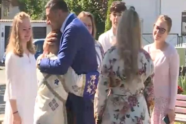 GEORGE SIMION ȘI SOȚIA SA ILINCA, LA BISERICĂ DUPĂ VOT. CEI DOI S-AU ÎMBRĂȚIȘAT CU OAMENII CARE I-AU ÎNTÂMPINAT LA INTRARE: IMAGINI EMOȚIONANTE