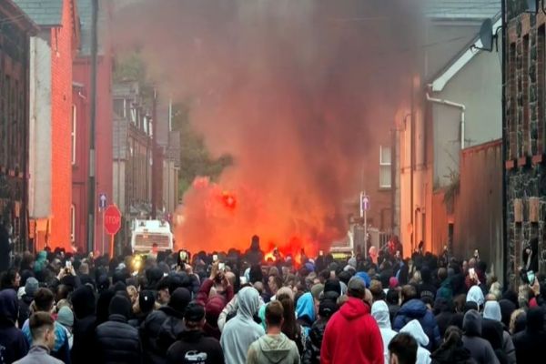 MAE, DESPRE VIOLENȚELE DIN IRLANDA DE NORD: ROMÂNII, VIZAȚI DIRECT ÎN BALLYMENA. SE CERE CALM ȘI COOPERARE CU AUTORITĂȚILE LOCALE