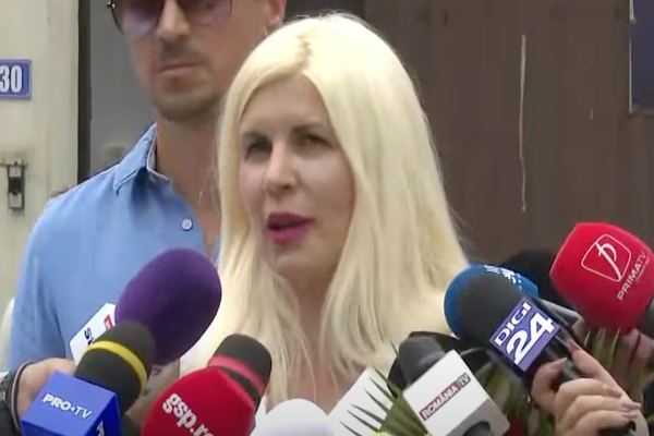 ELENA UDREA DĂ FIORI GENERALILOR COLDEA ȘI DUMBRAVĂ: ”CRED CĂ FOARTE CURÂND VOM VEDEA CUM SE CURĂȚĂ LUCRURILE!”