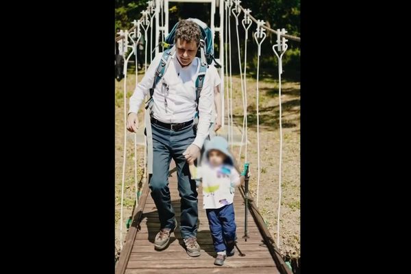 VIDEO – ”BUNĂ ZIUA, LEBĂDĂ!”. IMAGINI INEDITE CU PREȘEDINTELE ROMÂNIEI, NICUȘOR DAN, ÎN DRUMEȚIE CU COPIII