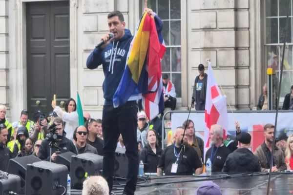 GEORGE SIMION, DISCURS INCENDIAR ÎN MIJLOCUL PROTESTATARILOR DIN LONDRA. ”DICTATURA ESTE IMPUSĂ DE EMMANUEL MACRON ȘI URSULA VON DER LEYEN”