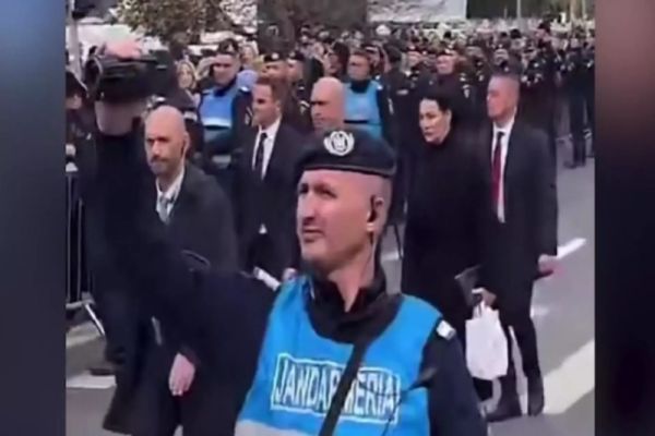 BOLOJAN, HUIDUIT IAR DE ROMÂNI. OAMENII L-AU AȘTEPTAT LA IEȘIREA DIN CATEDRALA MÂNTUIRII NEAMULUI: „DĂ-ȚI DEMISIA! LA PUȘCĂRIE!” - VIDEO