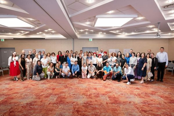 DIRECTORII DE ȘCOLI SE REVOLTĂ. ACEȘTIA CER CONCURSURI URGENTE ȘI SALARII CA PENTRU O MESERIE REALĂ, NU FUNCȚII POLITICE