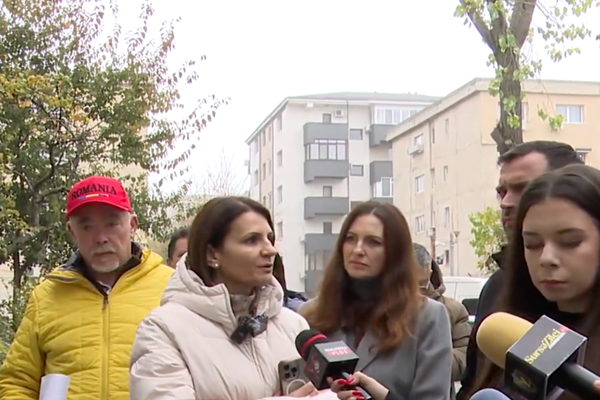 Anca Alexandrescu, printre oameni, în sectorul condus de Ciucu: „Au pus pliante electorale din banii de la buget, în loc să repare blocuri”