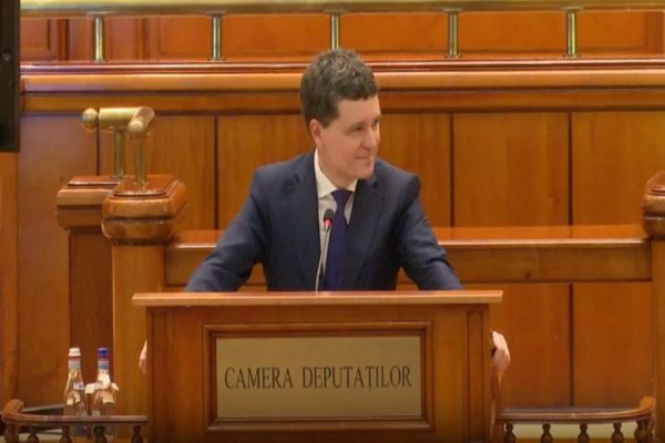 Strategie de apărare cu rânjete la pupitrul Parlamentului. Nicușor Dan a început să râdă în timpul discursului despre manipulare -VIDEO