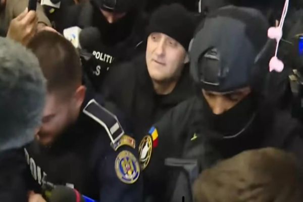 Horațiu Potra, preluat de mascați direct de pe Aeroportul Otopeni. Mobilizare uriașă a forțelor de ordine - VIDEO