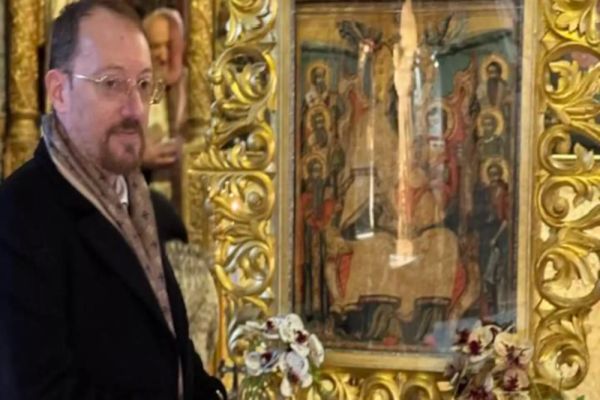 Senatorul care a inițiat moțiunea de cenzură s-a rugat în biserică pentru căderea lui Ilie Bolojan