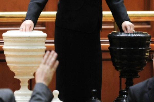 Moțiune de cenzură periculoasă a opoziției împotriva Guvernului Bolojan din cauza măsurilor haotice fără niciun rezultat