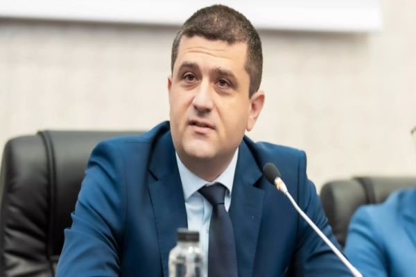 Ministrul Miruță acuză un dezvoltator din Craiova că a construit un bloc care blochează radarul NATO de la Cârcea