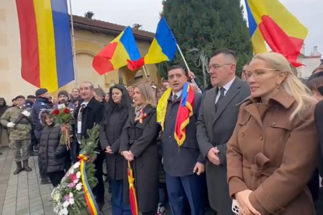George Simion a cumpărat felicitări de 8 Martie de la un bătrân în târg: Mesajul dur pentru politicieni: „Românii își vând amintirile din casă ca să trăiască!” - VIDEO
