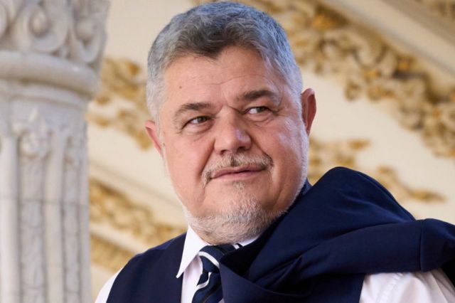 Gest impresionant al lui Ninel Peia. Curtea Senatului României găzduiește de azi o sfântă troiță, ridicată în locul fostei biserici Spirea Veche