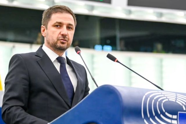 Adrian Axinia (europarlamentar AUR/ECR): „Guvernul Bolojan a creat o structură paralelă pentru gestionarea marilor proiecte de infrastructură și a transformat investițiile publice într-o nouă sursă de sinecuri și control politic”