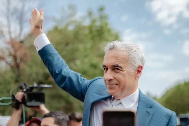 Călin Georgescu, mesaj crucial pentru români la ieșirea din secția de poliție: „Cu actualul guvern, statul român moare. Toată această formă de guvernare lucrează împotriva poporului român”